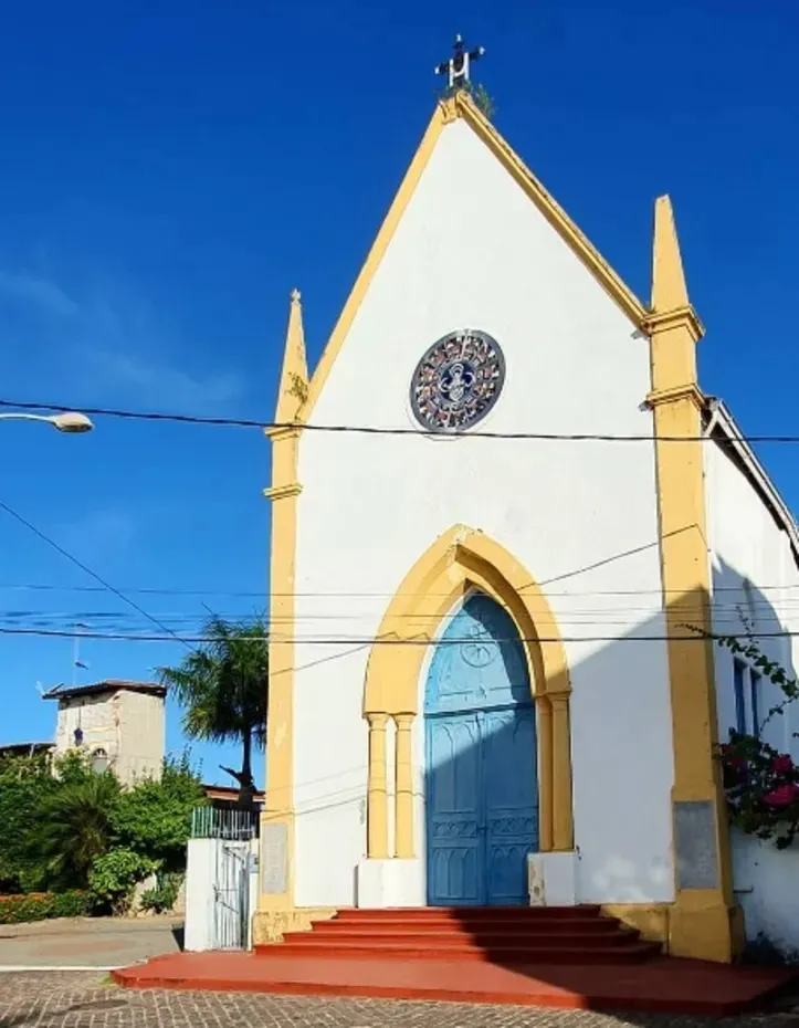 Inspeções identificaram danos severos no coro e no mezanino, infiltrações, ataque de cupins e desgaste generalizado