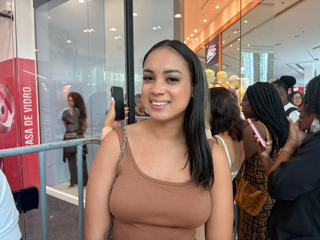 Giovanna Carvalho durante estreia da casa