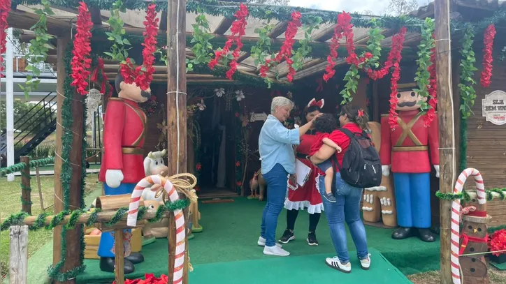 Imagem ilustrativa da imagem Casa do Papai Noel vira ponto de encontros de famílias na Fenagro