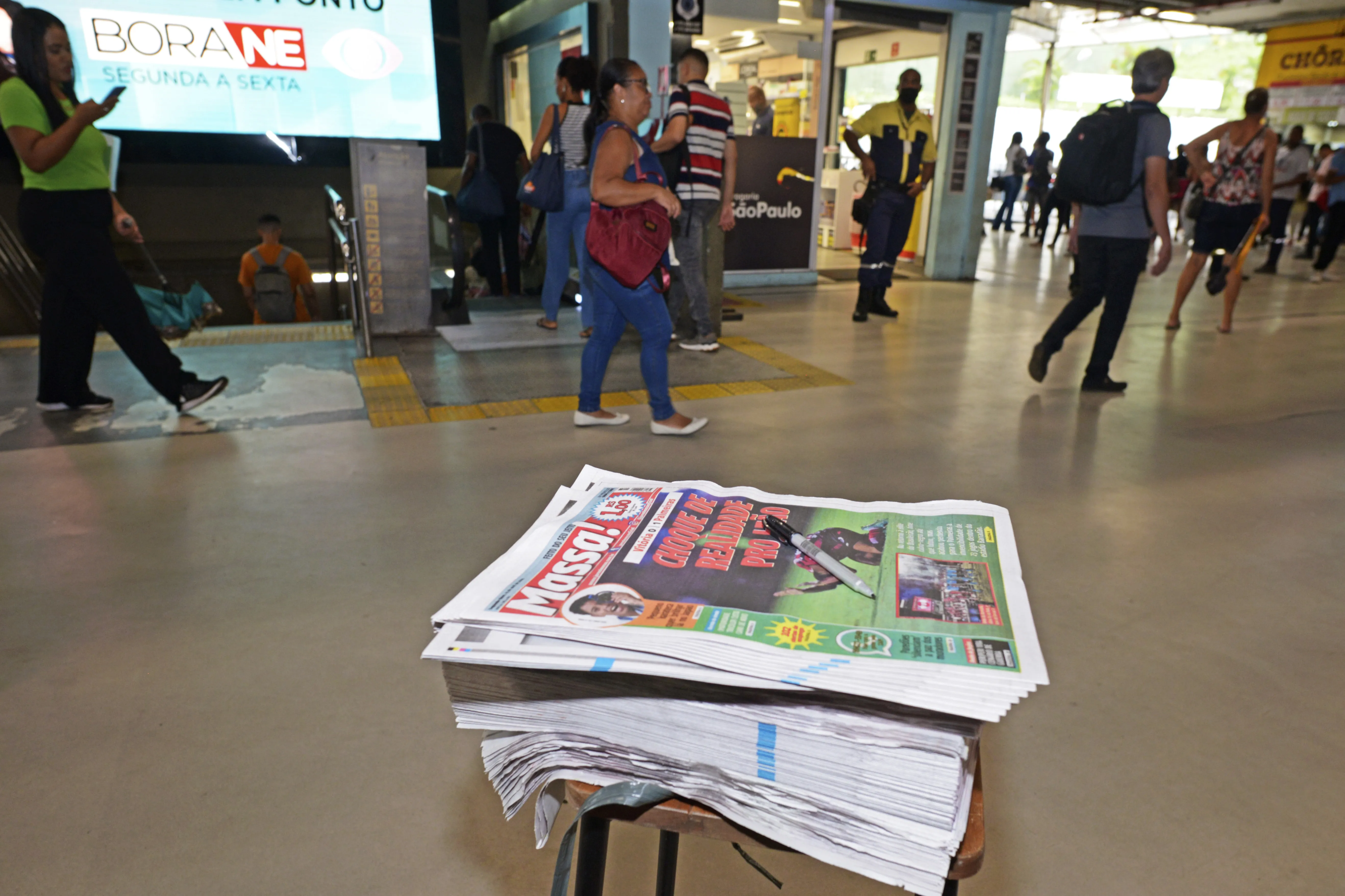 Na foto, Jornal MASSA! na Estação da Lapa