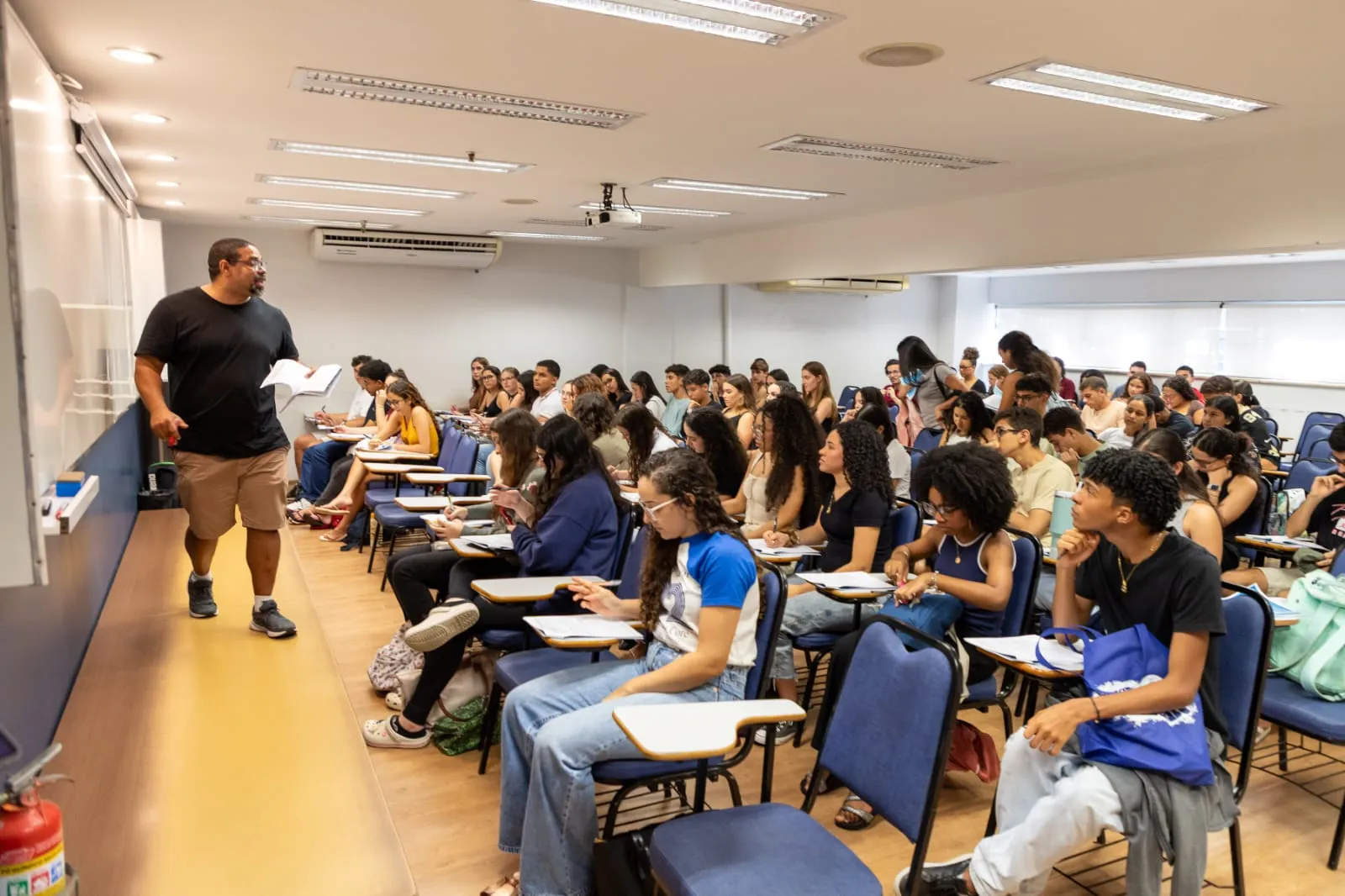 Mateus Lordêlo em sala de aula com alguns de seus alunos