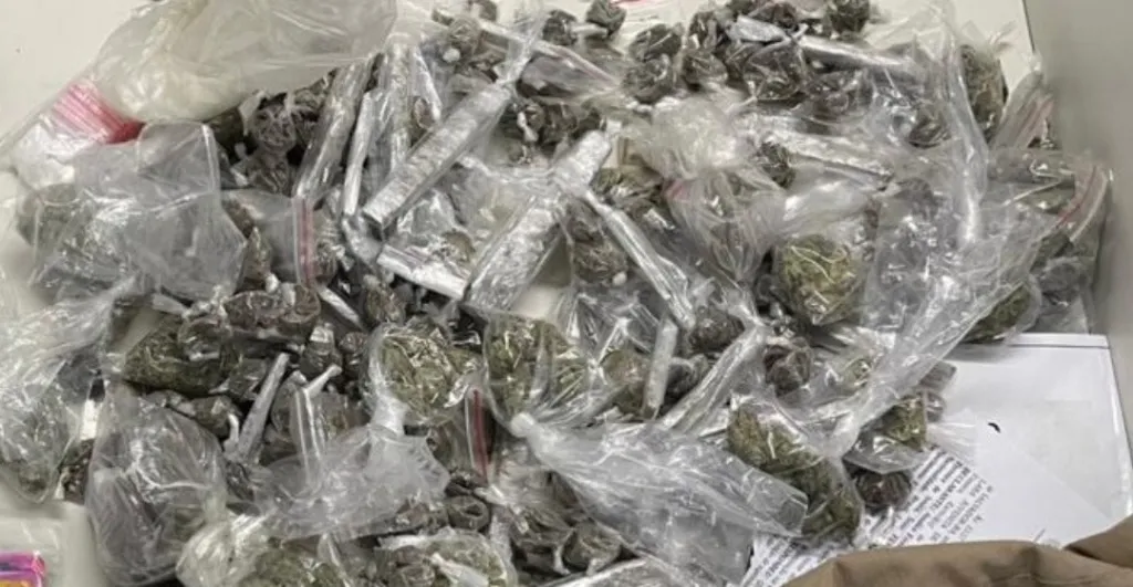 Cerca de 1kg de maconha foi apreendida com o suspeito