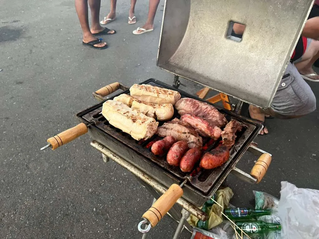 Churrasquinho é feito horas antes da partida