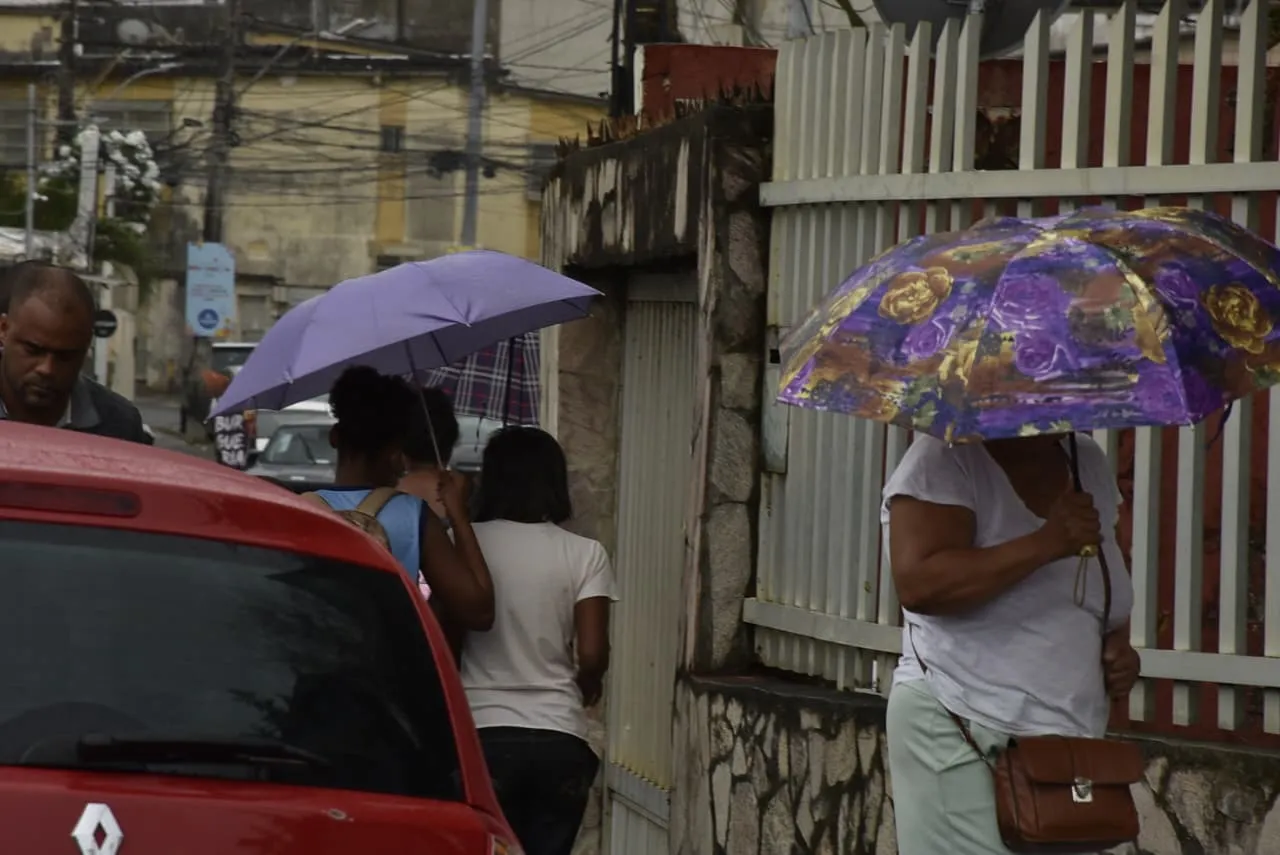Imagem ilustrativa da imagem Chuva atrapalha feriado dos comerciários; veja fotos
