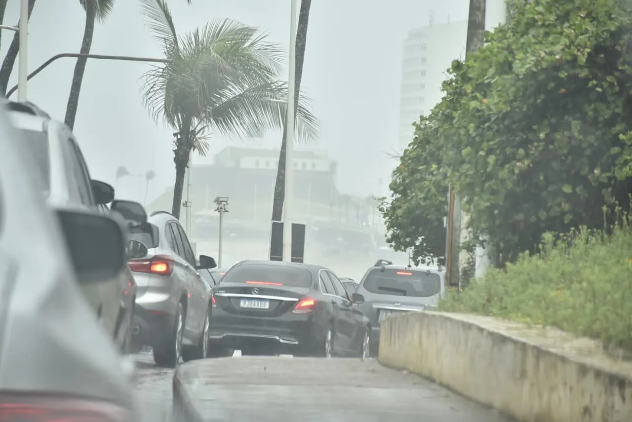 Imagem ilustrativa da imagem Chuva atrapalha feriado dos comerciários; veja fotos