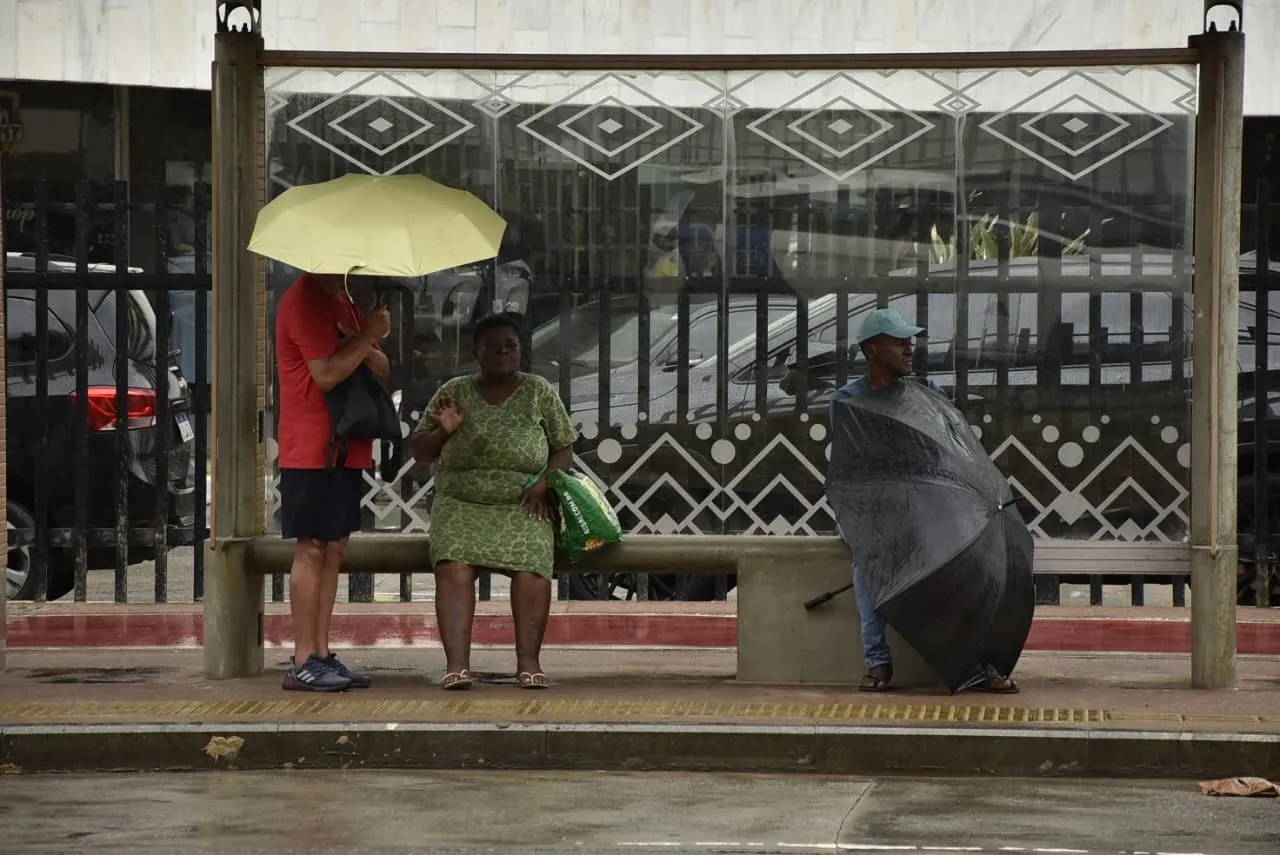 Imagem ilustrativa da imagem Chuva atrapalha feriado dos comerciários; veja fotos