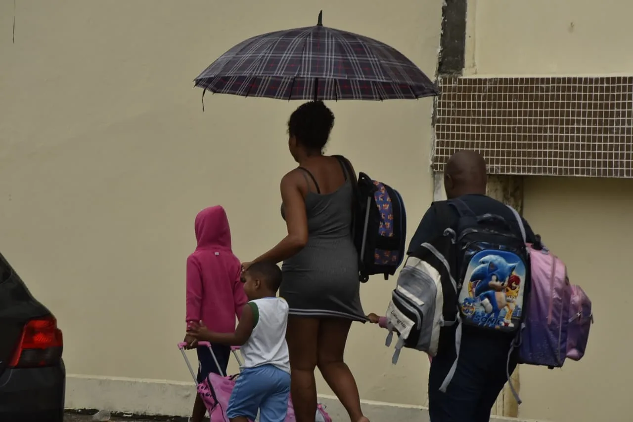 Imagem ilustrativa da imagem Chuva atrapalha feriado dos comerciários; veja fotos