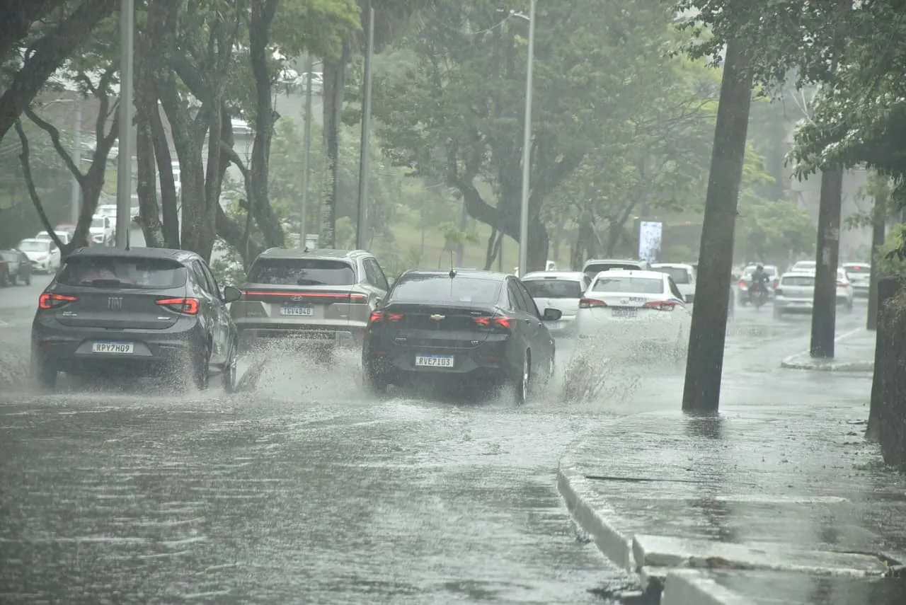 Imagem ilustrativa da imagem Chuva atrapalha feriado dos comerciários; veja fotos