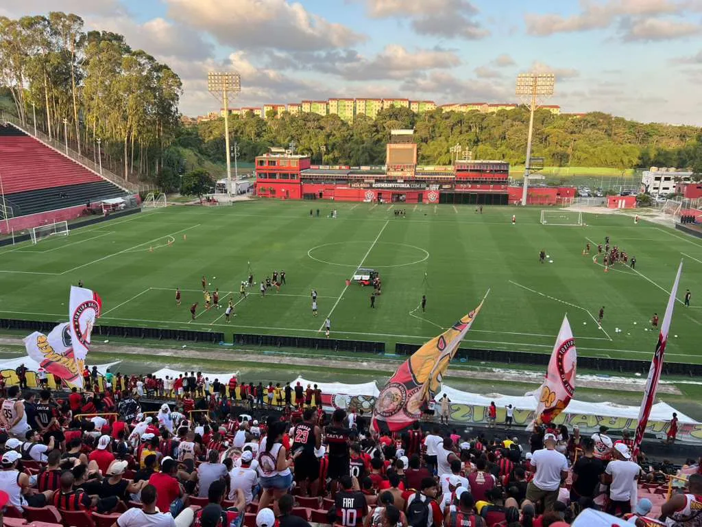Torcida rubro-negra vem dando show de bola