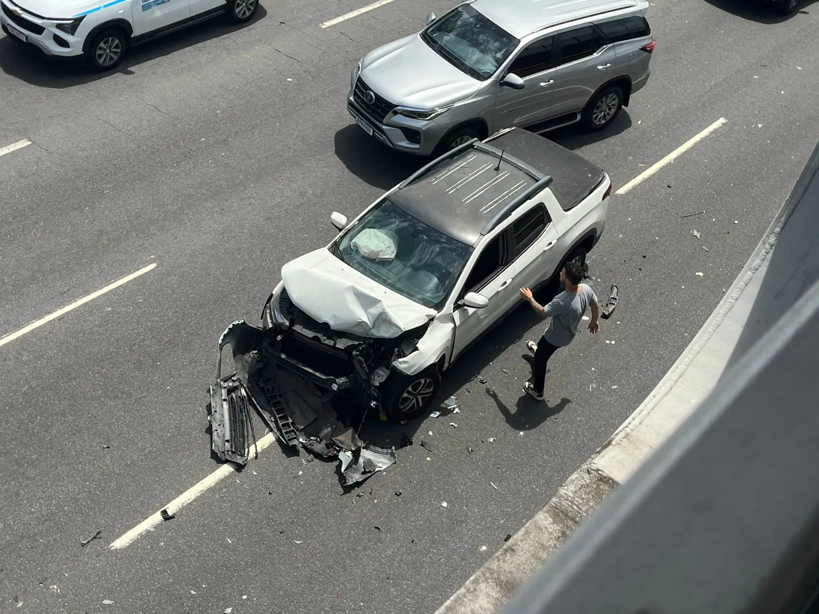 Frente do veículo ficou totalmente destruída