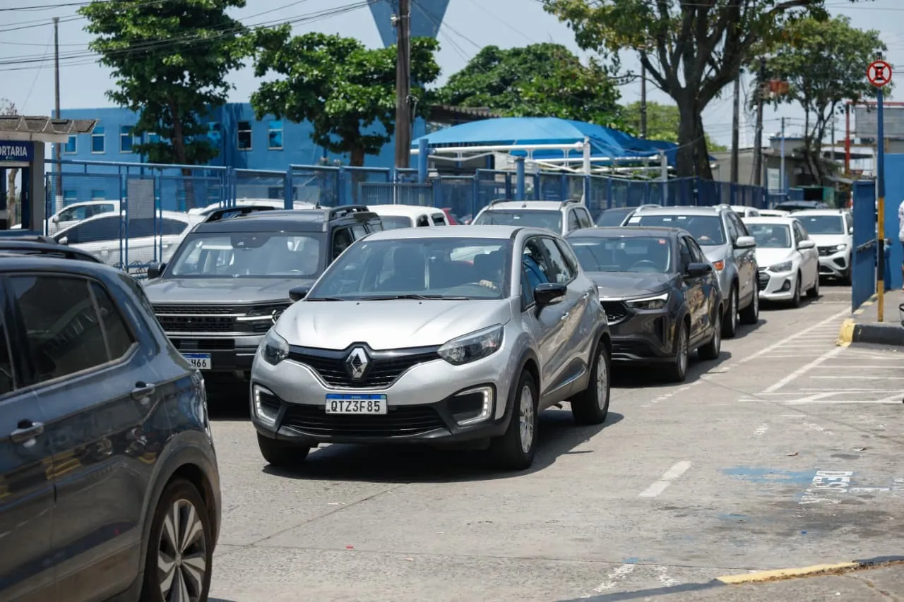 Fila está imensa neste domingo (4)