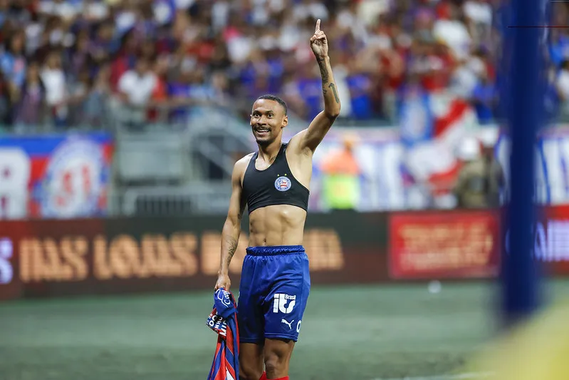 Ademir comemora seu gol