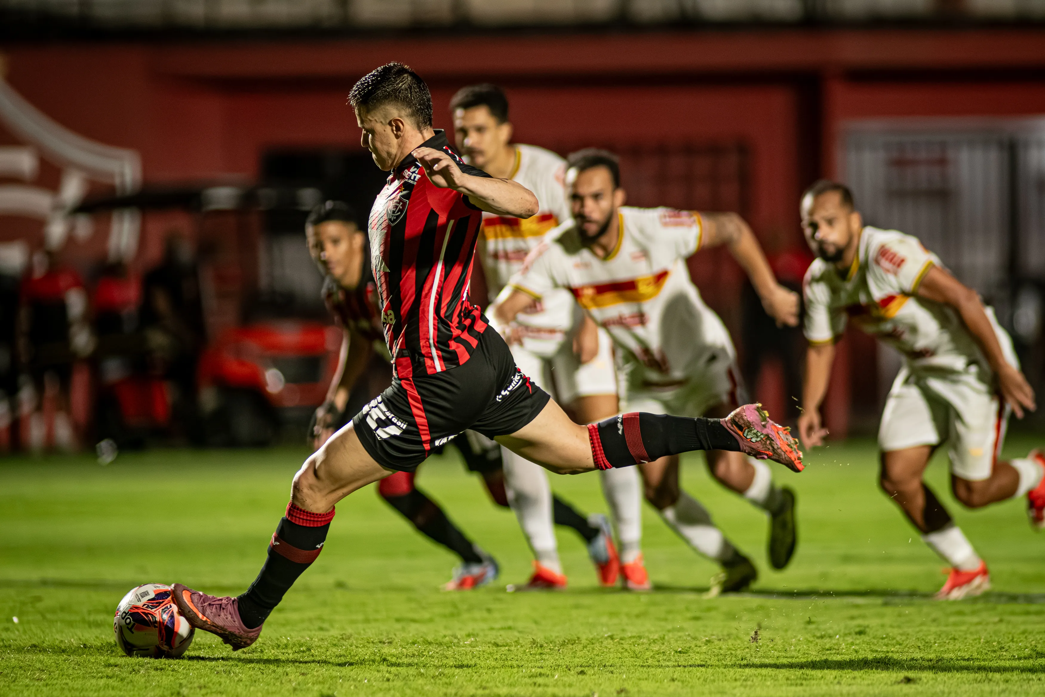 Kayzer marcou o primeiro gol dele de pênalti