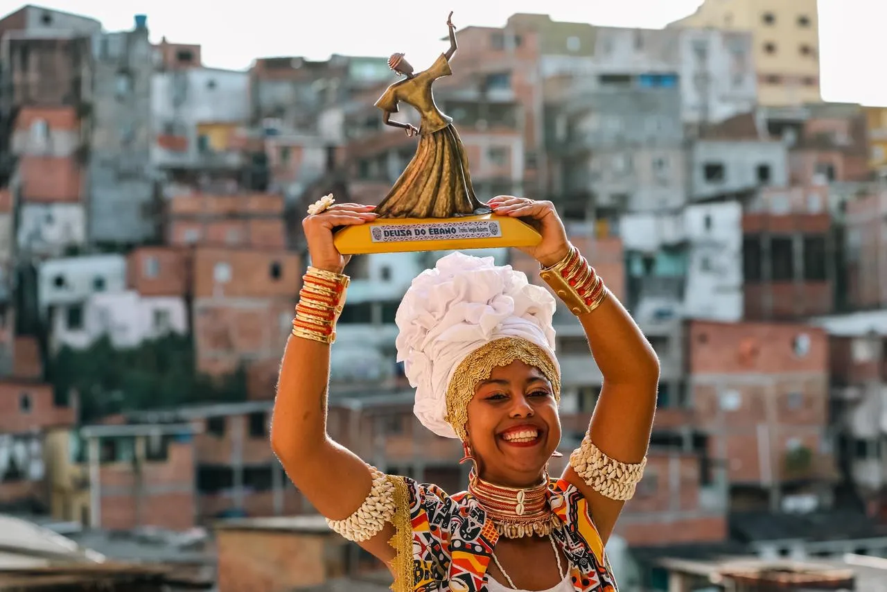 Carol exibe orgulhosa o troféu