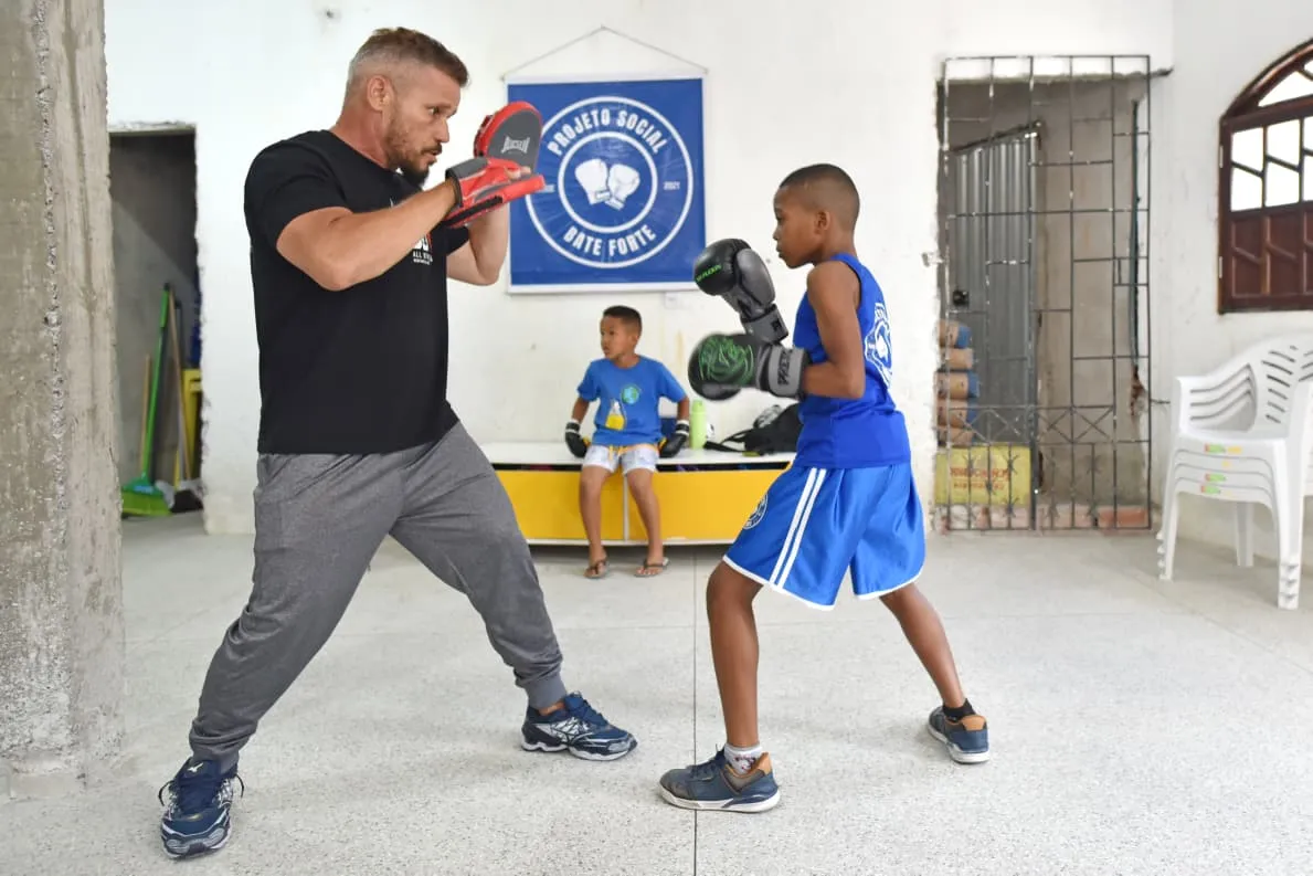 Marcos Galego, professor de boxe e um aluno