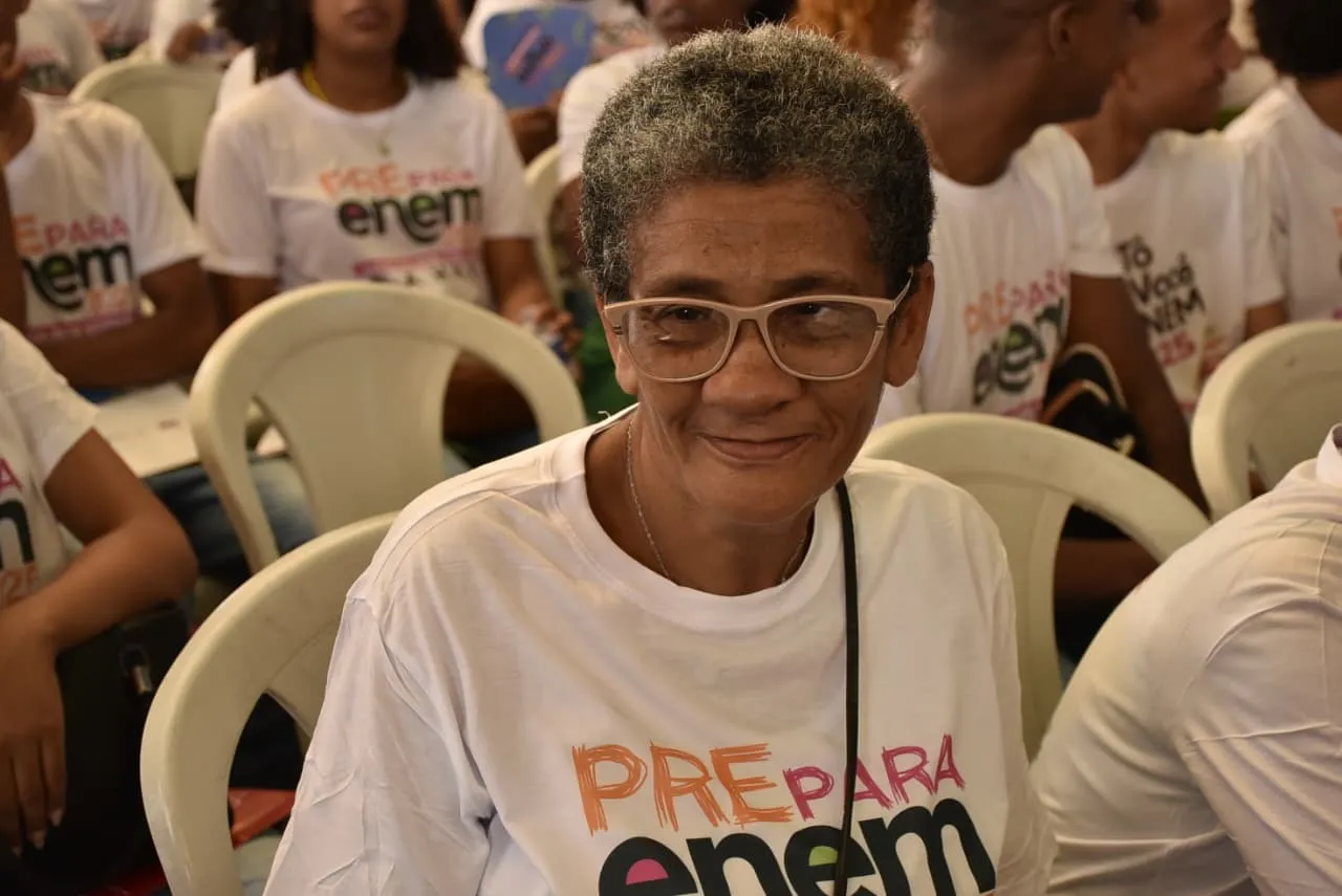 Dona Célia Maria, de 61 anos, vai fazer o Enem pela primeira vez