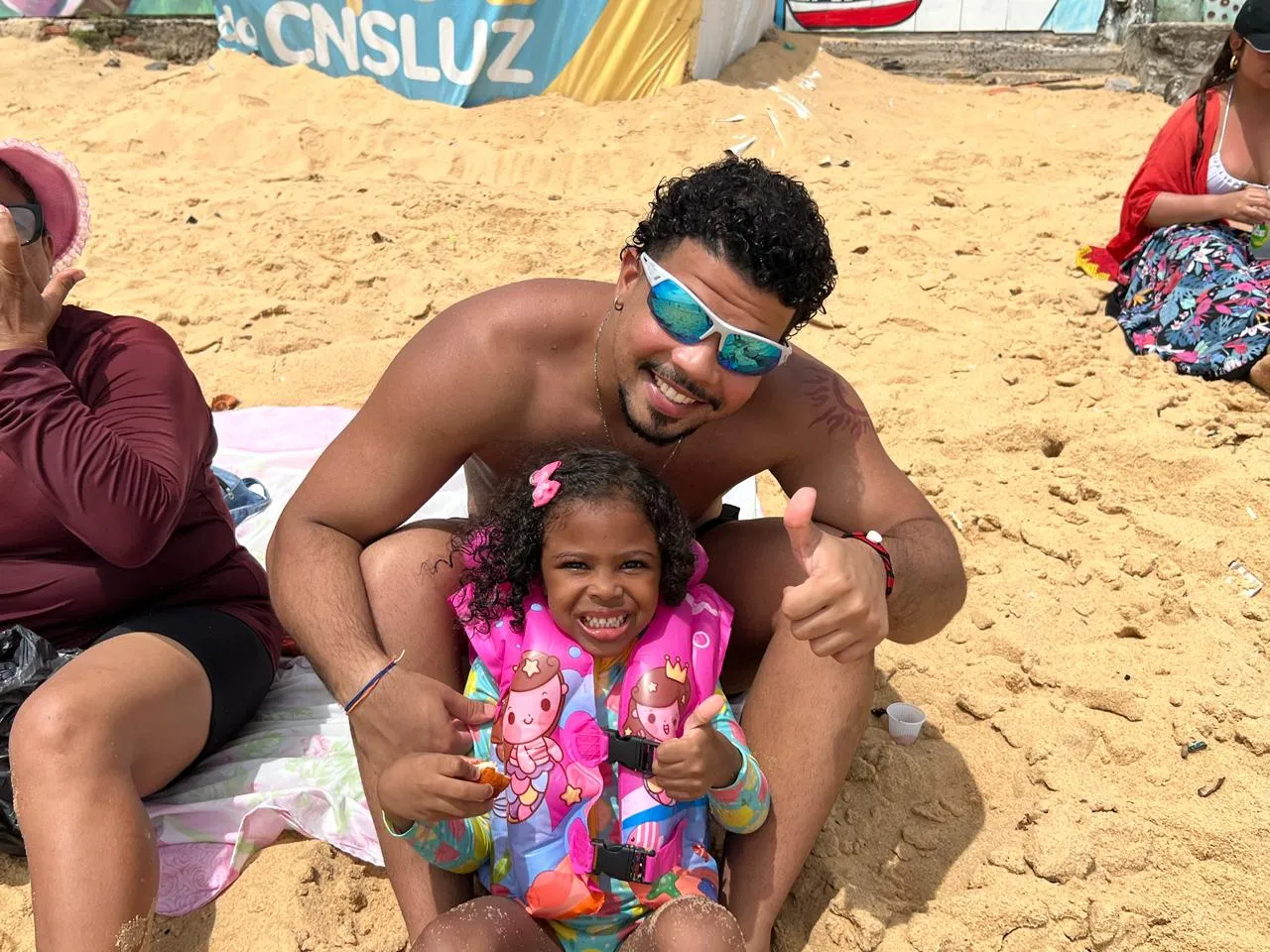 Diogo Silva com a irmã na praia