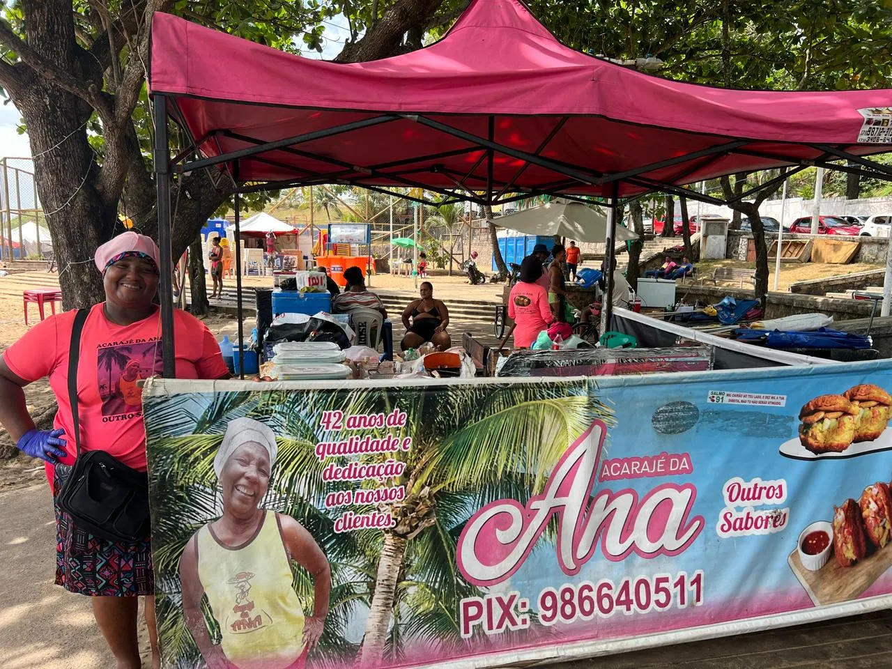 Tatiana Ferreira trabalha no tabuleiro de acarajé com a mãe, Ana