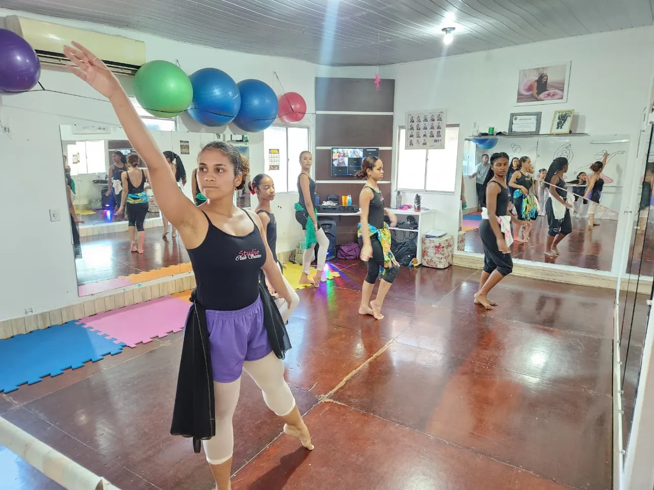 Cores, sons, concentração, disciplina e sorrisos compõem o roteiro da iniciativa