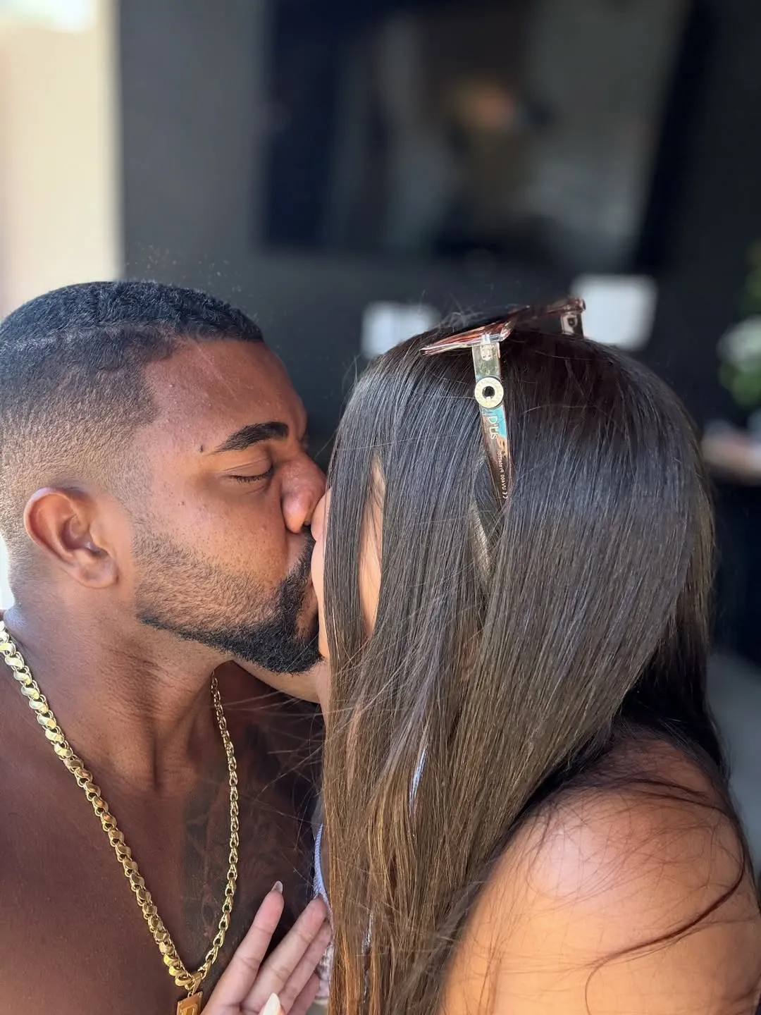 Davi Brito beija mulher misteriosa