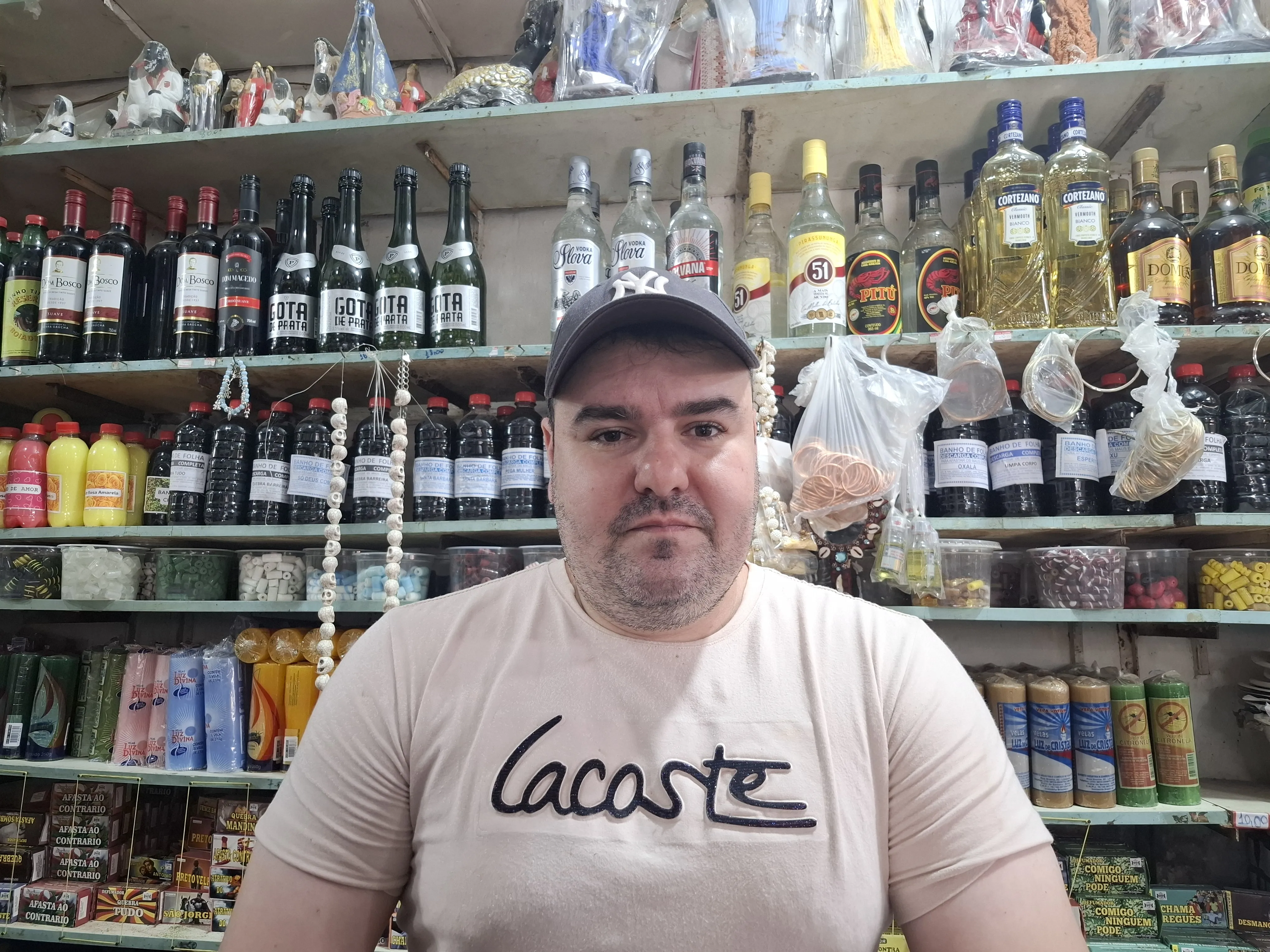 Pedro Soares é dono de quatro lojas religiosas na Feira de São Joaquim