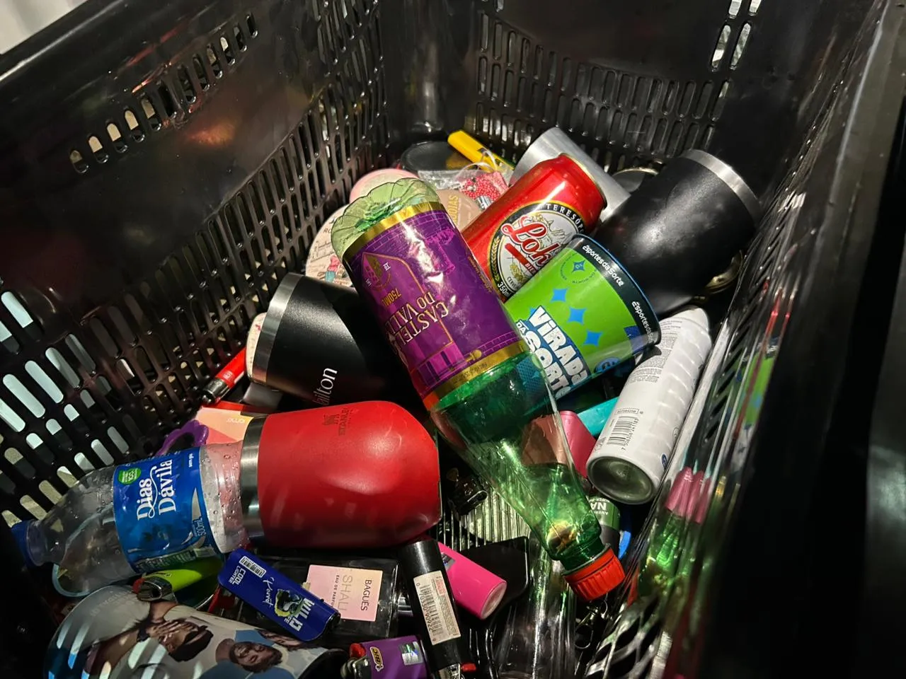 Drogas, perfumes e outros materias foram apreendidos