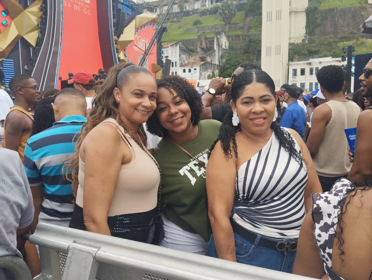 Jaqueline Campos foi ao show com as amigas