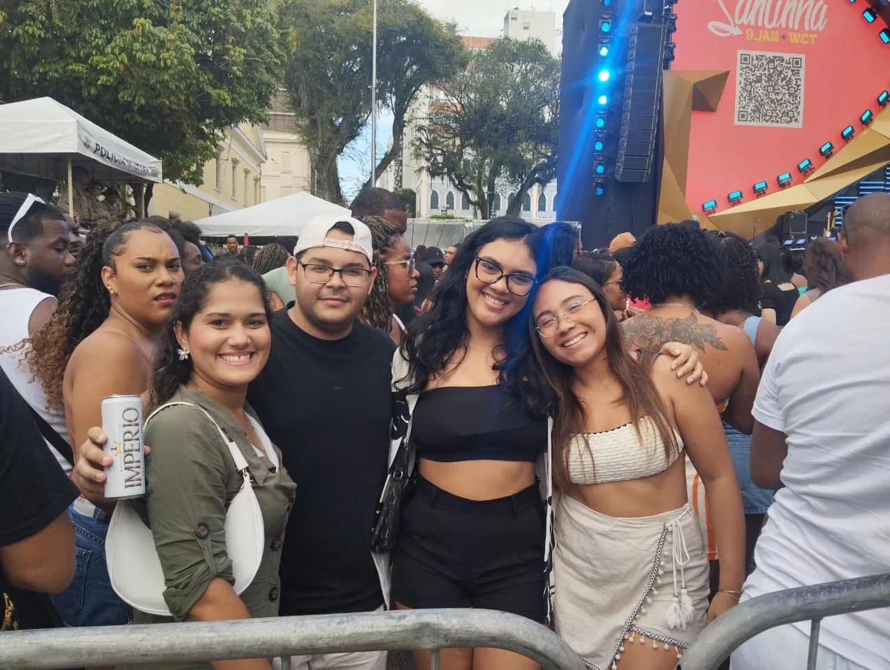 Ariela chamou os amigos para acompanhá-la