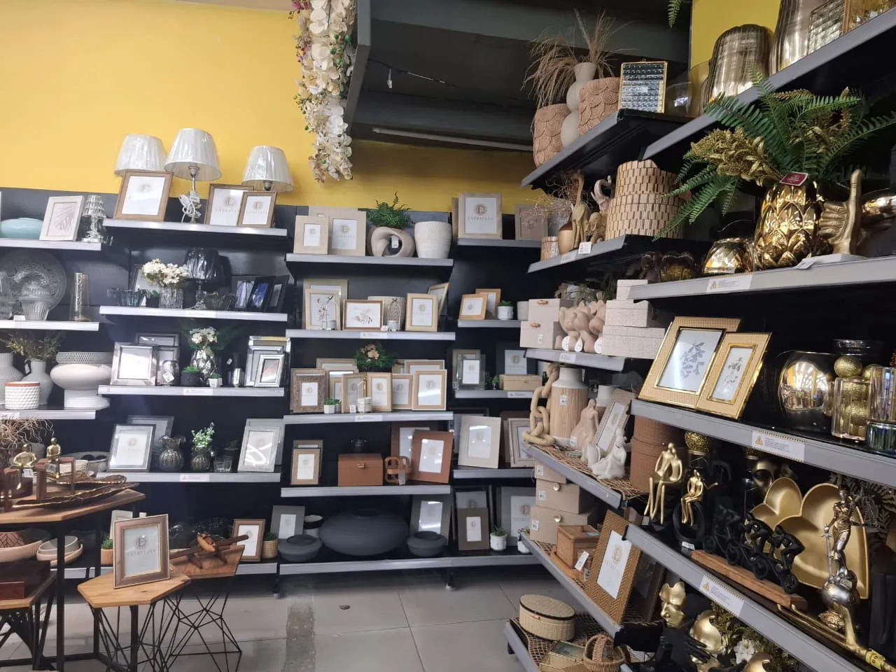 Lojas populares na Avenida 7 vendem objetos interessantes e baratos