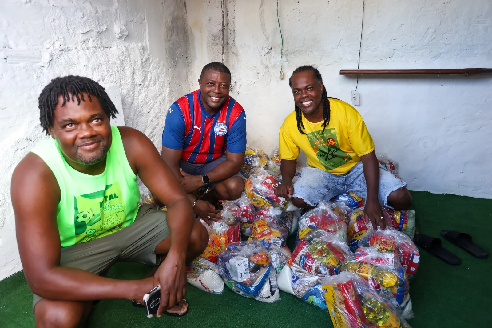 Doação de cestas básicas abrilhantou a festa natalina; Na foto estão Raimundo (de Bahia) e Cosme (de amarelo)