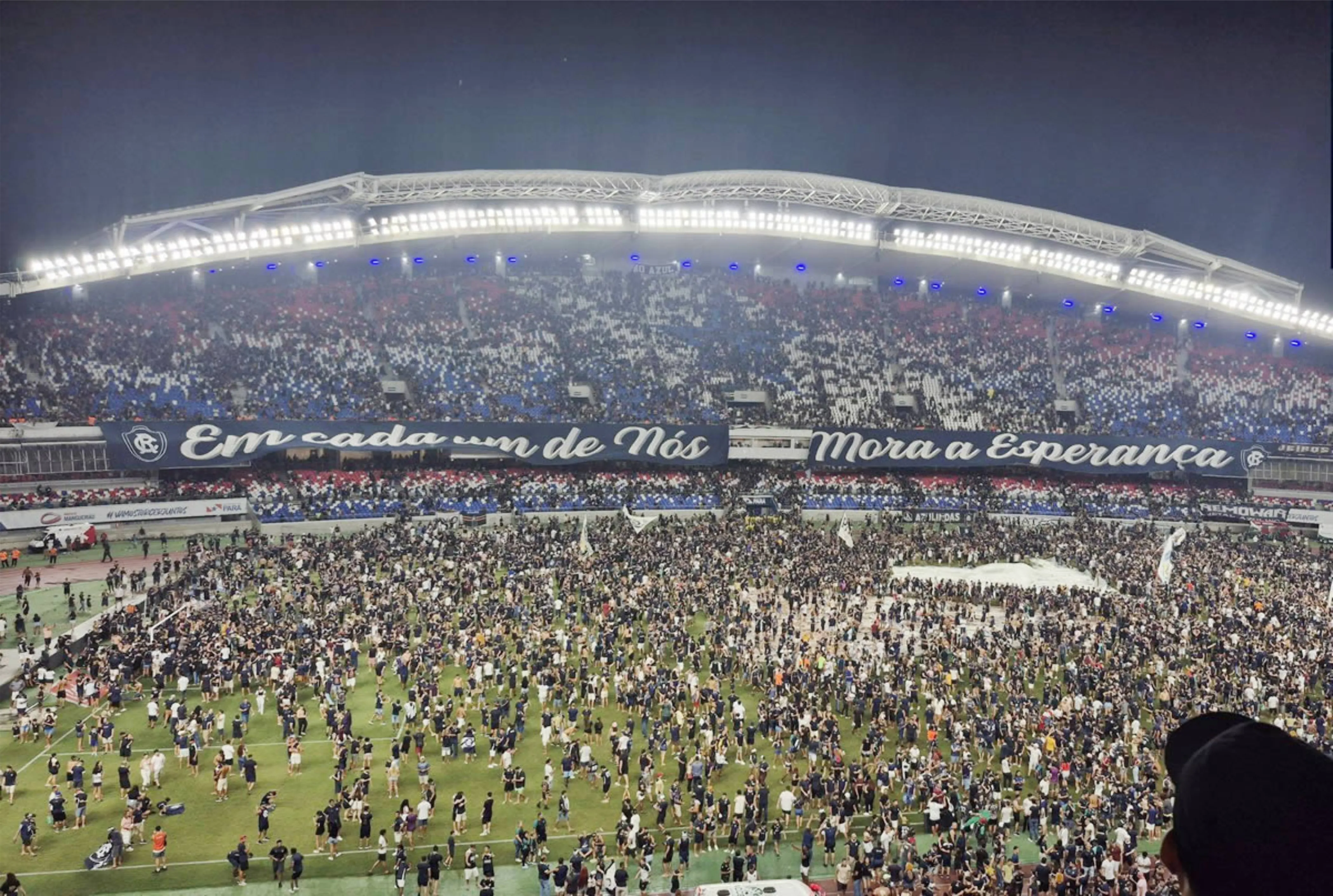 Torcida remista invadiu o gramado do Mangueirão para comemorar