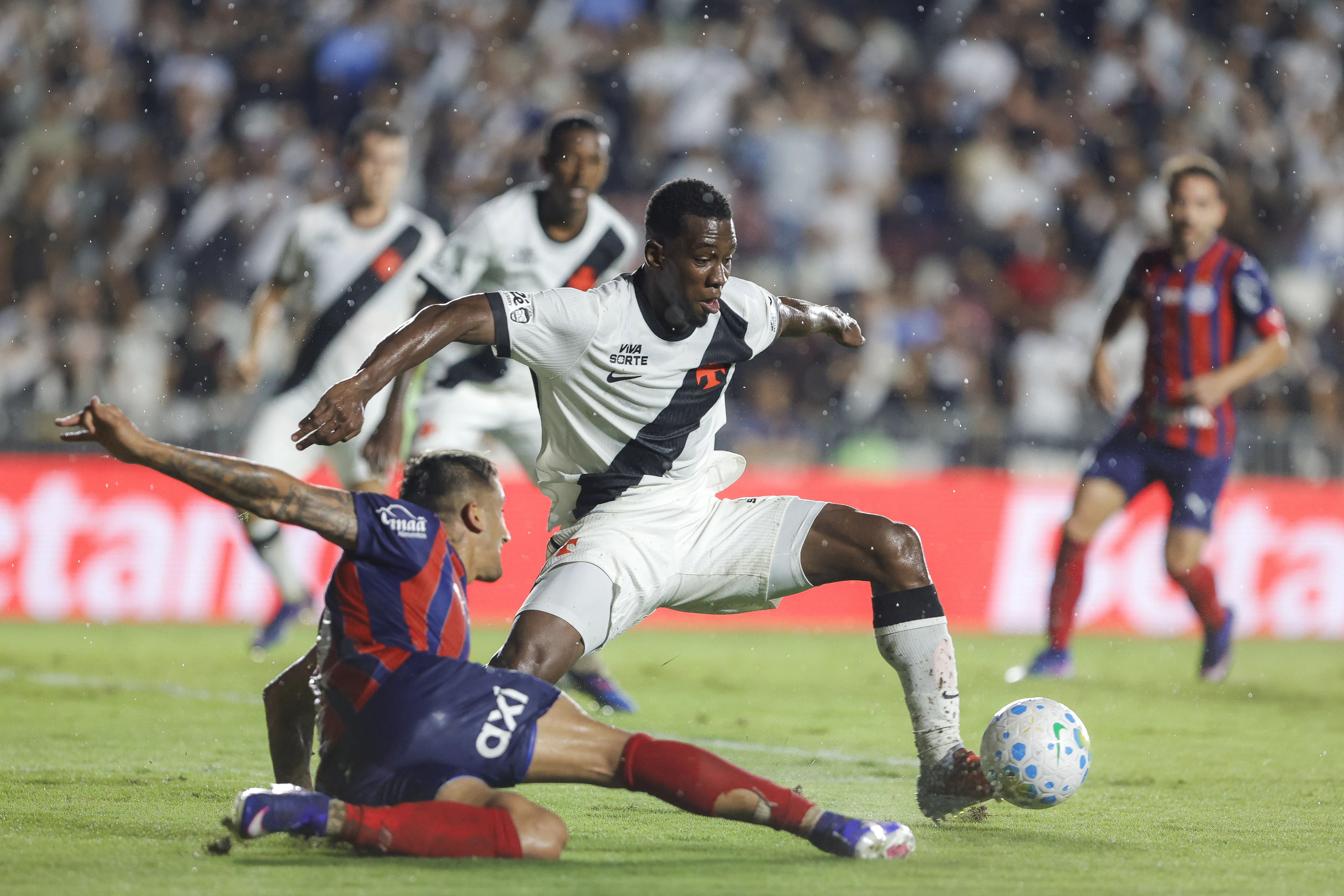 Jogo entre Vasco e Bahia ficou marcado por muita paralisação