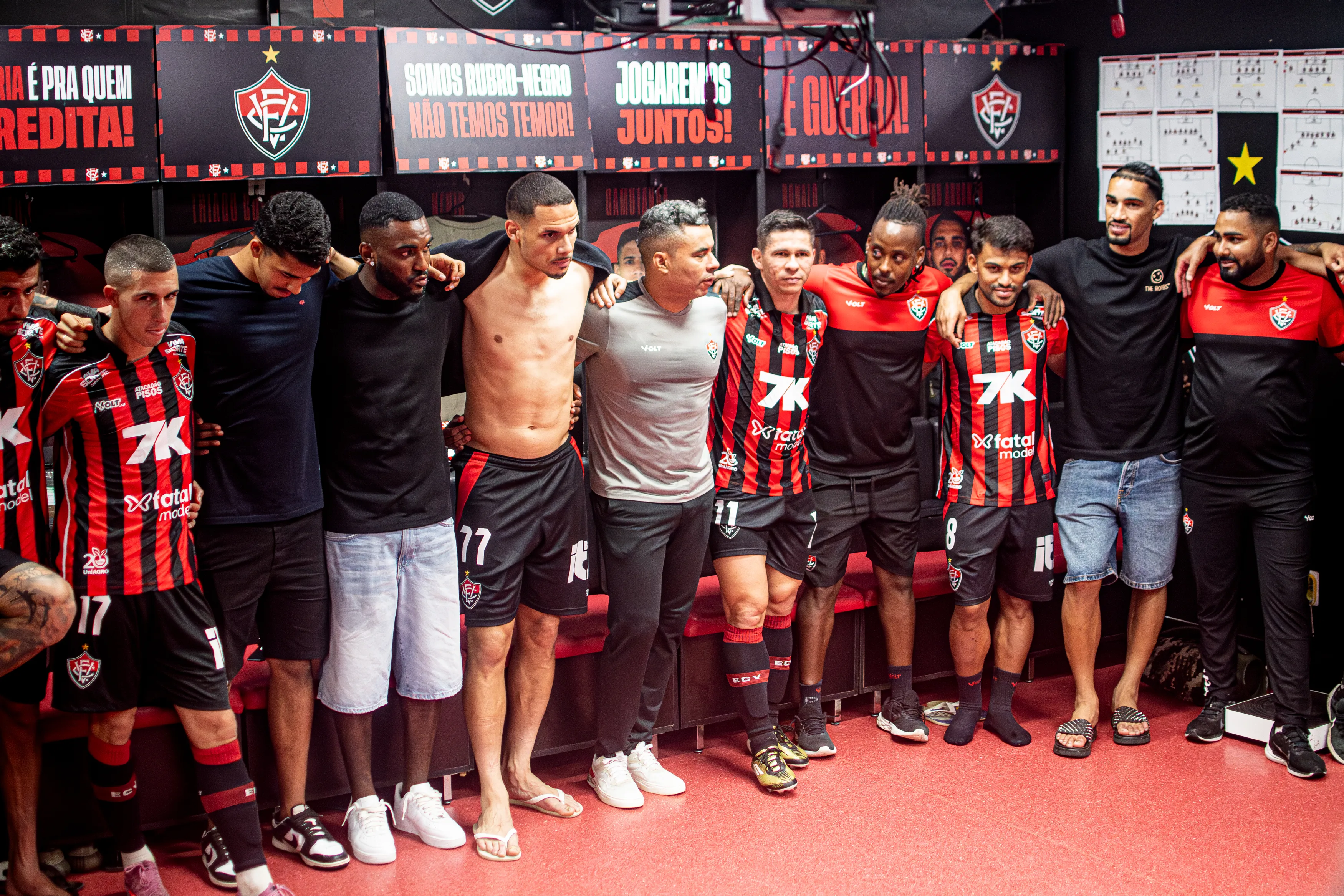 Jair Ventura e o elenco do Vitória depois de vencer o Internacional
