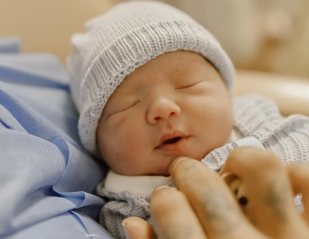 Imagem ilustrativa da imagem Emily Garcia e Victor Igoh mostram o rosto do bebê pela primeira vez