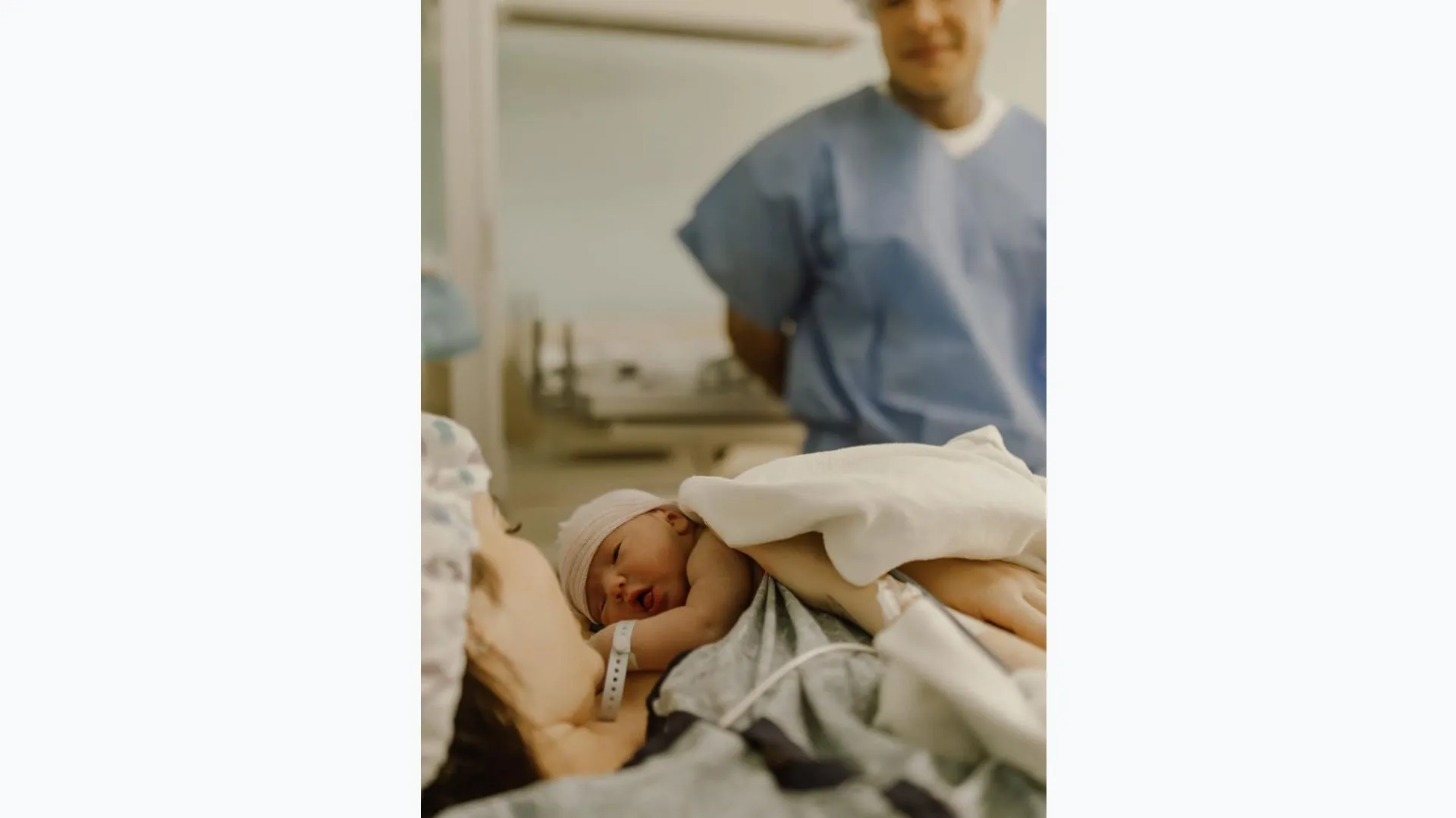 Imagem ilustrativa da imagem Emily Garcia e Victor Igoh mostram o rosto do bebê pela primeira vez