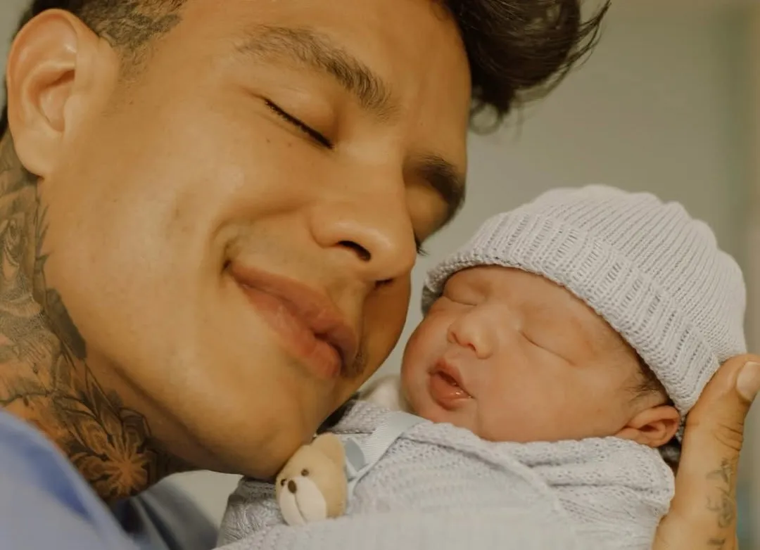 Imagem ilustrativa da imagem Emily Garcia e Victor Igoh mostram o rosto do bebê pela primeira vez