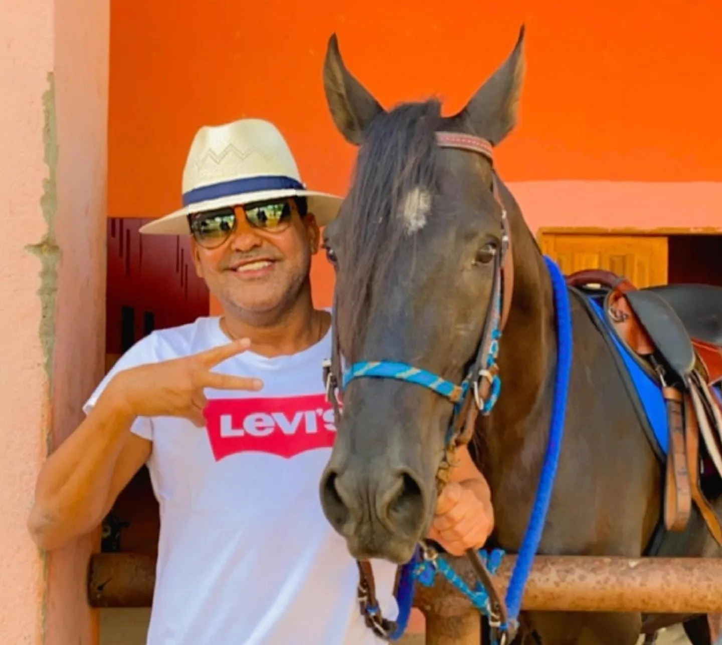 Jau ostentava vida de luxo nas redes sociais