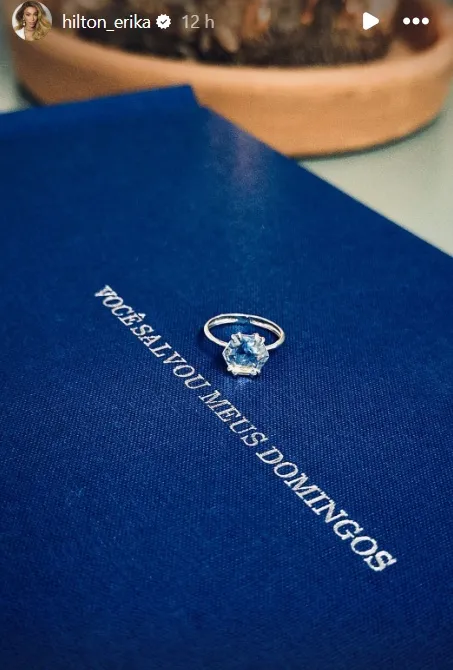 Deputada mostrou o anel nas redes sociais