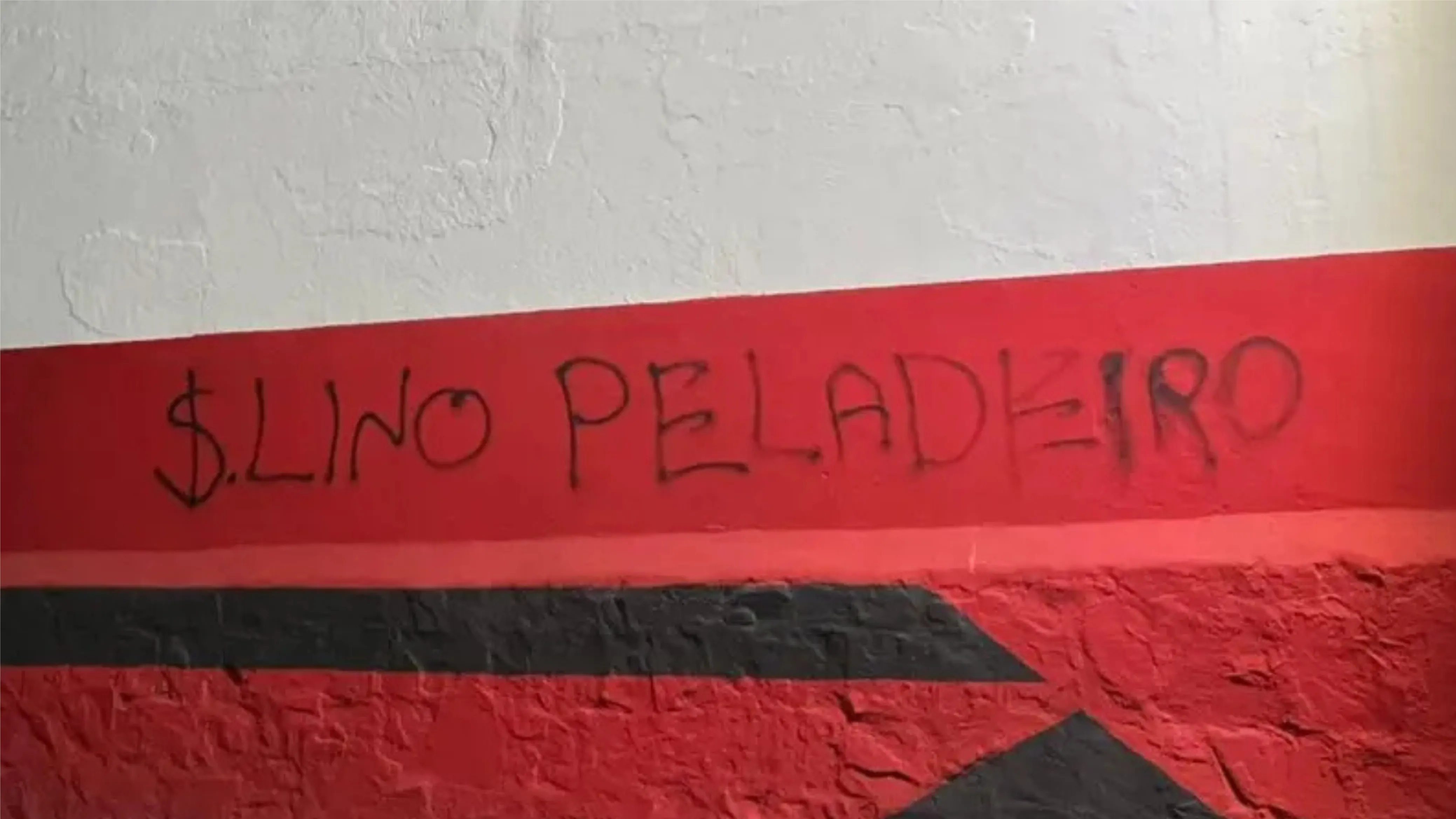 Muro da Gávea foi pichado em protesto à atacante