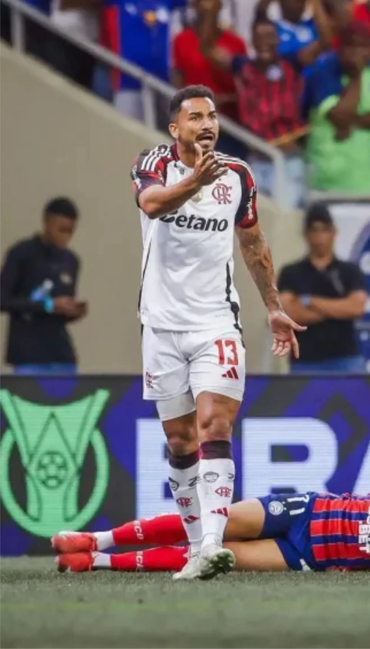 Experiente lateral levou cartão vermelho no início de jogo e prejudicou cariocas