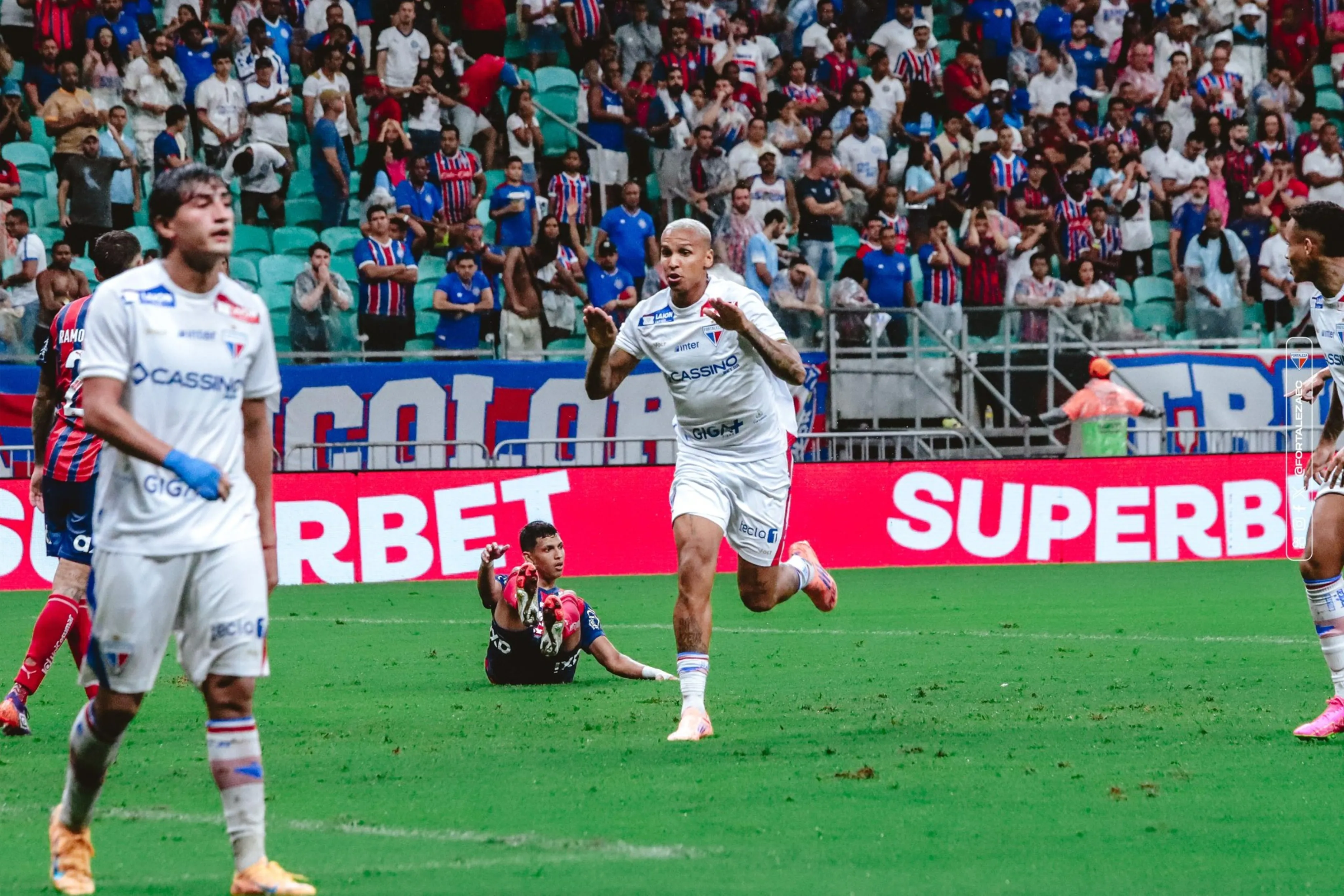 Centroavante jogou comemoração provocativa