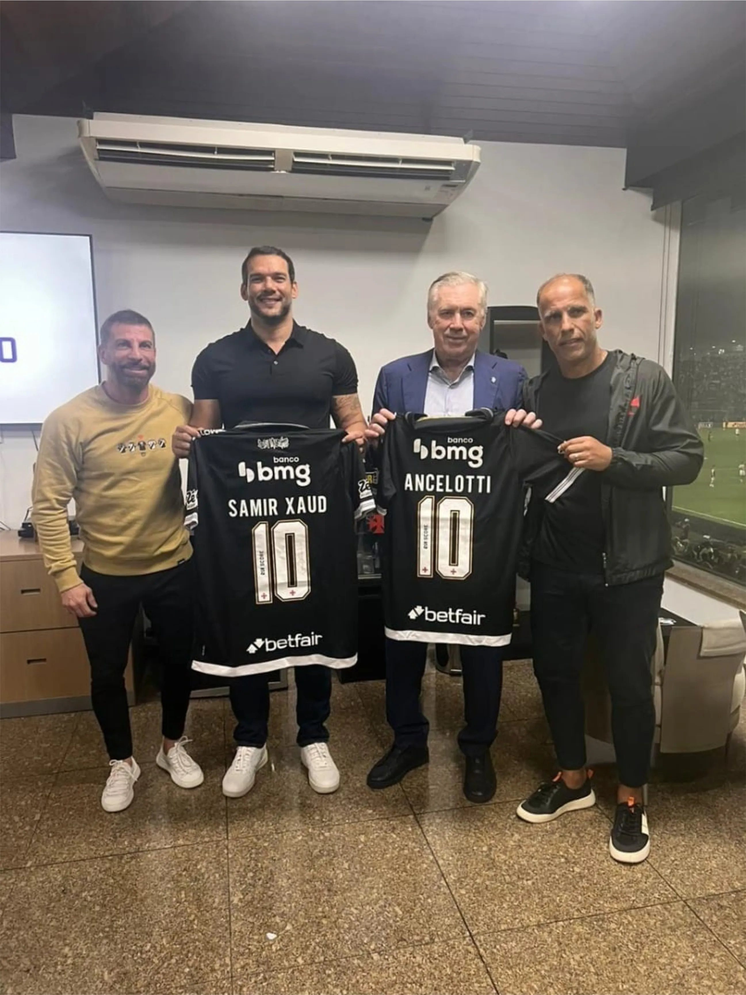Treinador foi recebido por dirigentes do Vasco no Rio