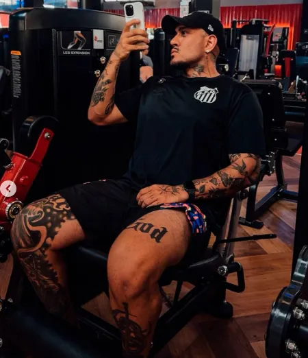 Imagem ilustrativa da imagem Ex-BBB brota com novo shape após perder 50 kg; veja mudança