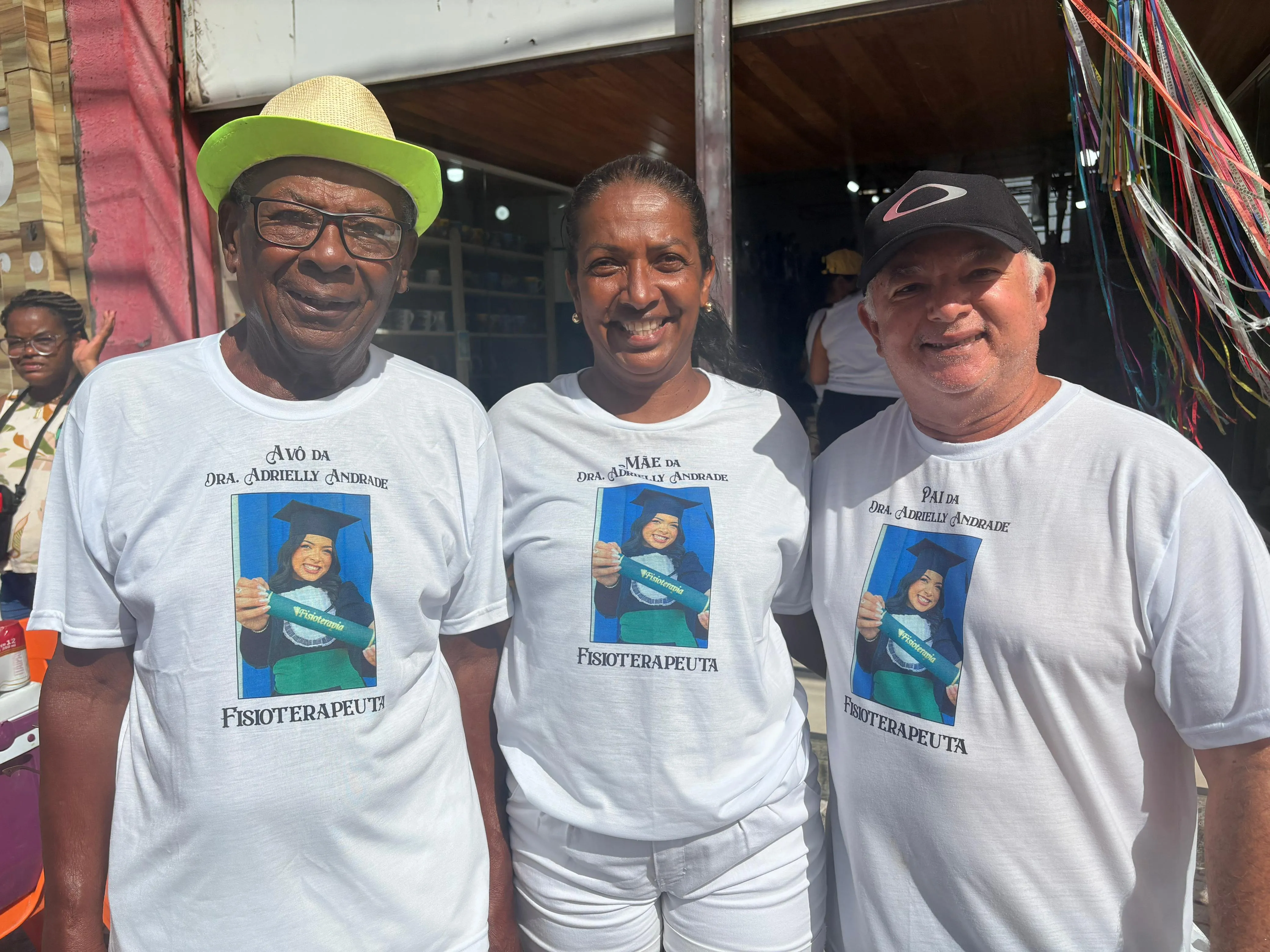 Imagem ilustrativa da imagem Família agradece Senhor do Bonfim por formação da filha após pedido