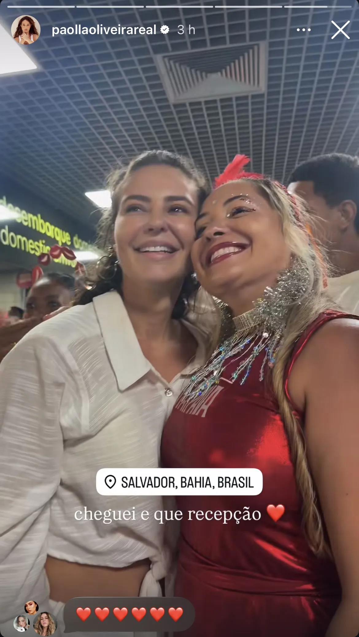 Paolla foi recepcionada por fãs no aeroporto de Salvador