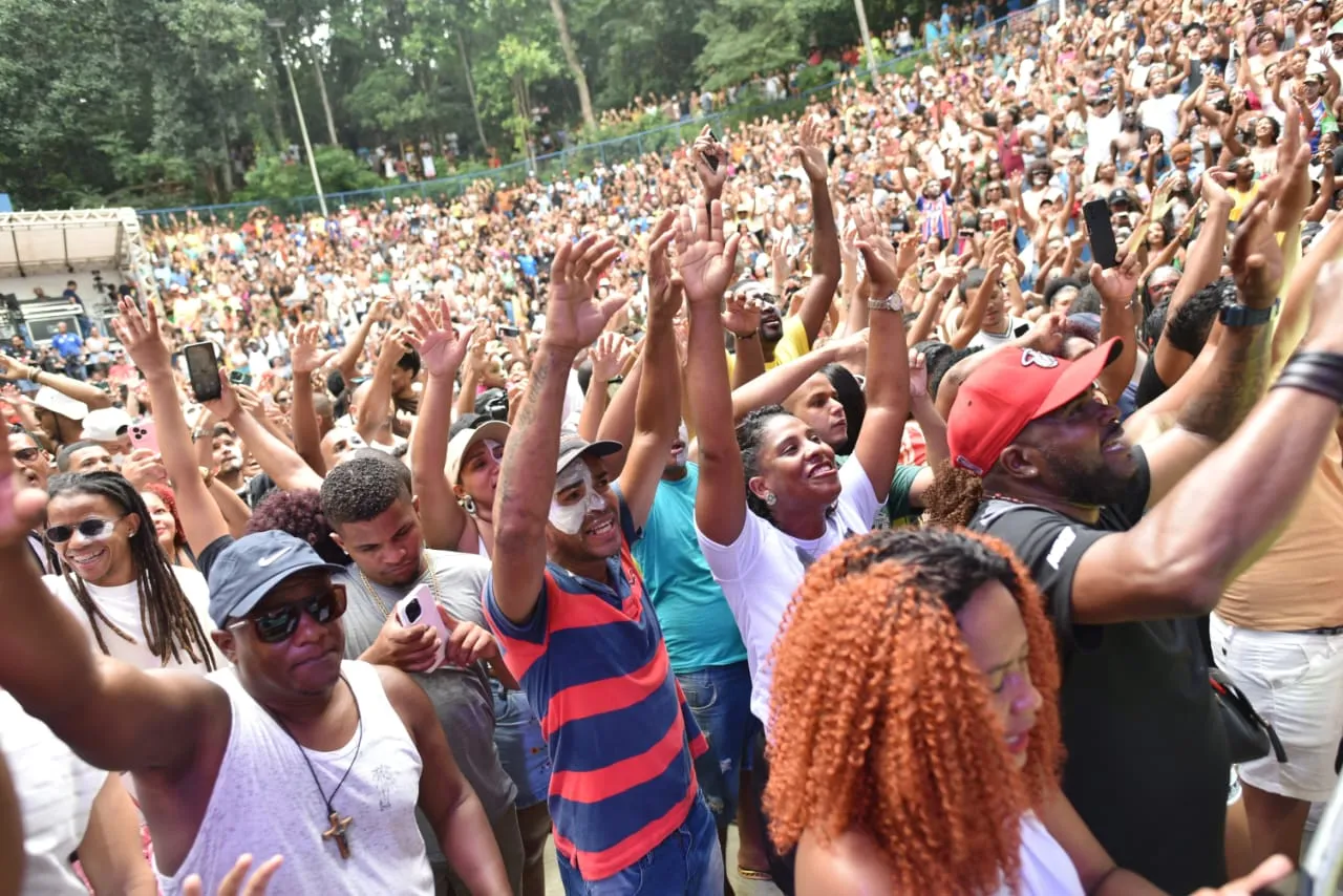 Fãs curtem show da banda Fantasmão em Salvador