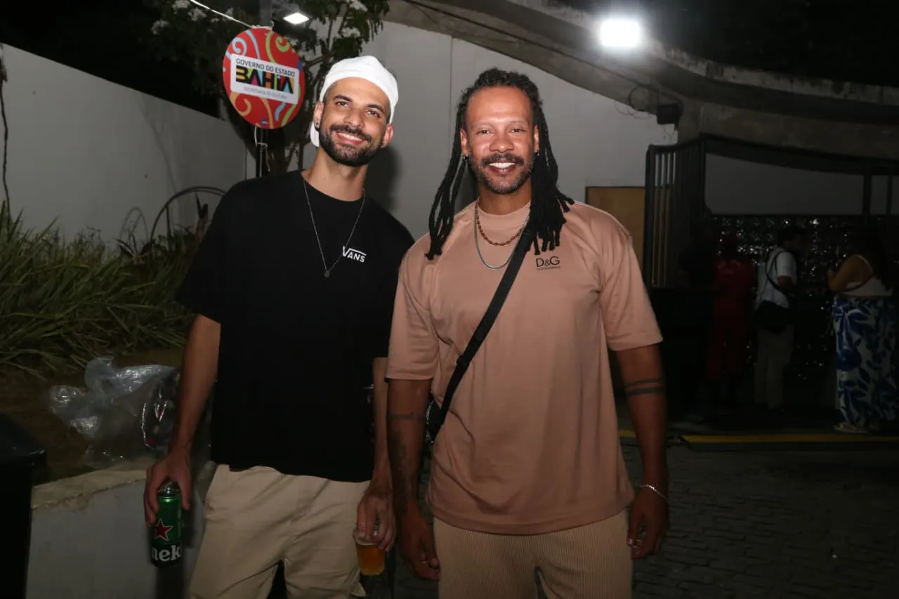 Casal de turistas Victor e Gabriel