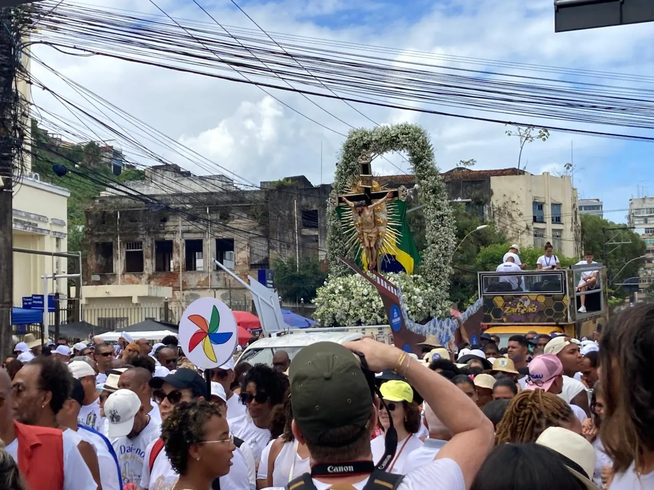 Imagem ilustrativa da imagem Fé toma conta de Salvador: veja registros da Lavagem do Bonfim