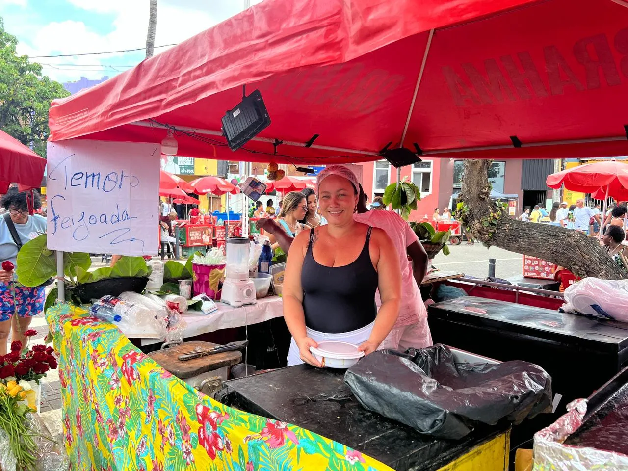 Elisângela é só alegria com as vendas das marmitas