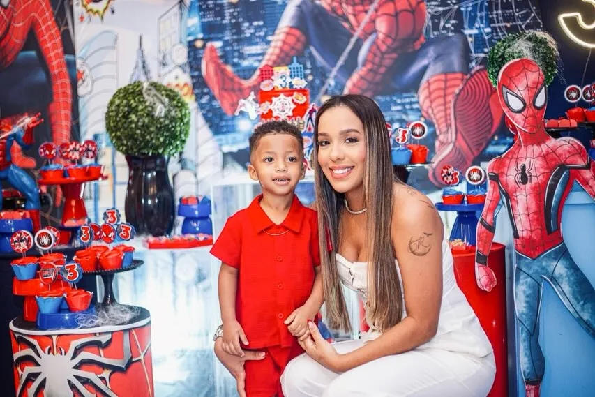 Luise Barros se emocionou na festa do filho